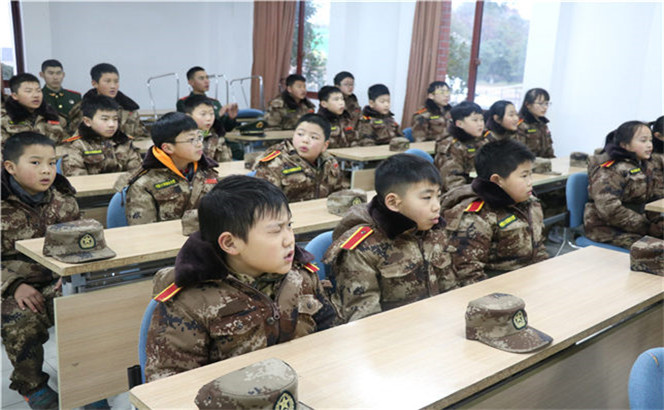 家长喜欢让孩子参加军事夏令营的原因是什么？